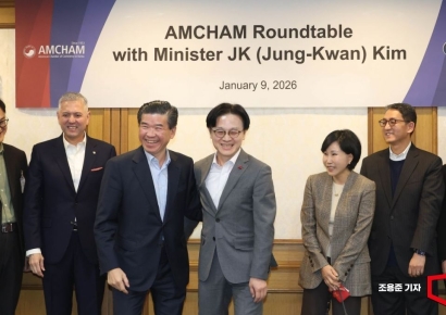 [포토] 밝은 표정의 김정관 장관과 제임스김 암참 회장