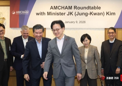 [포토] 밝은 표정으로 자리로 이동하는 김정관 장관