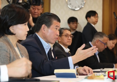 [포토] 발언하는 제임스 김 암참 회장 