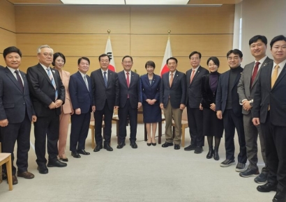 日총리 "국제정세 엄중…한일 우호·협력 강화해야"