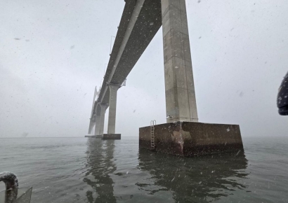 중국으로 향하던 화물선 신안 천사대교와 부딪쳐