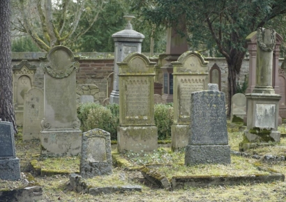 "지하실이 공포 영화 현장" 묘지 돌며 100구 이상 시신 훔친 남성