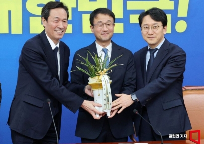 [포토] 한병도 민주당 신임 원내대표, 우상호 정무수석 접견