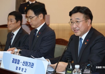 [포토] 경찰청 업무보고에서 발언하는 윤호중 장관