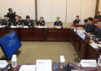 [포토] 윤호중 장관 발언듣는 유재성 경찰청장직무대행