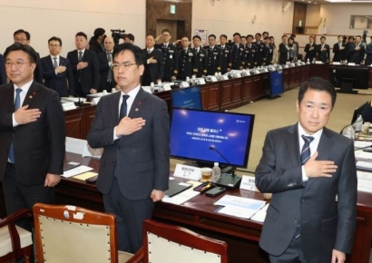 [포토] 국민의례하는 윤호중 장관과 경찰청 간부