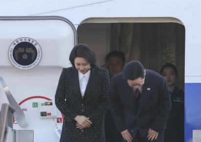 [포토] 출국에 앞서 인사하는 이재명 대통령