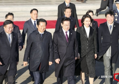 [포토] 전용기로 이동하는 이재명 대통령