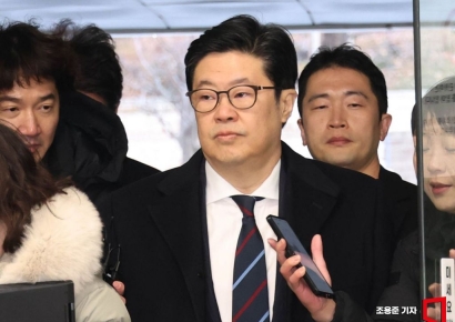 [포토] 영장실질심사 출석하는 김병주 MBK파트너스 회장