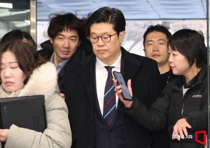 [포토] 김병주 MBK파트너스 회장 영장실질심사 출석