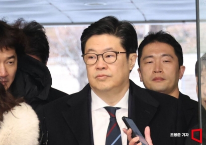 [포토] 영장실질심사 출석하는 김병주 MBK파트너스 회장