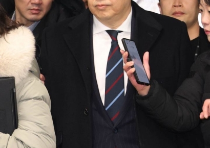 [포토] 법원청사 들어서는 김병주 MBK파트너스 회장