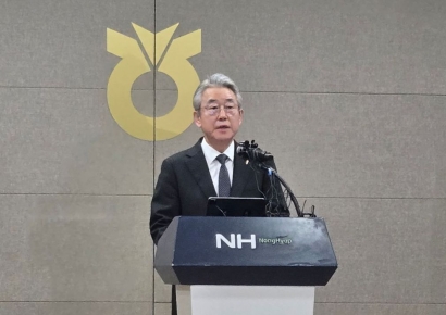 고개 숙인 강호동 농협회장 "농민신문사 회장직 사임"