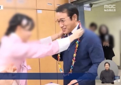 "시장님, 사랑해요" 한복 차려 입은 여직원까지…낯 뜨거운 아부 경쟁 