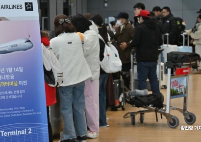 [포토] 인천공항 2터미널서 탑승수속하는 아시아나항공 이용객들