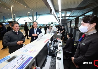 [포토] 인천공항 제2여객터미널 아시아나항공 카운터 찾은 이학재 사장