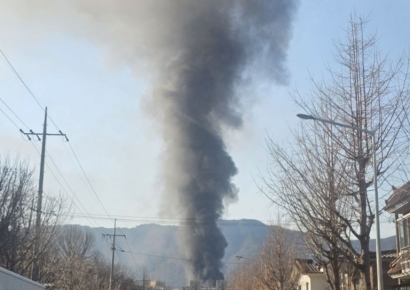 [포토] "하늘로 치솟는 검은 연기" … 성산구 모 공장서 화재 