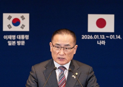 '北 침투 무인기' 문제에 위성락 "정부 것 아냐…민간서 보냈다면 위법"