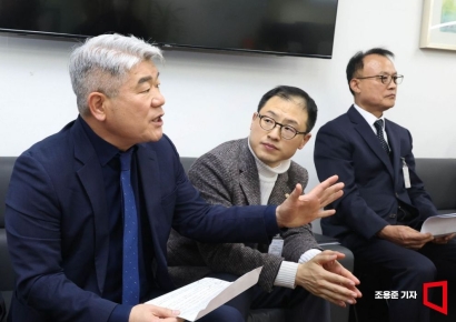 [포토] 남북경협 관련 기자회견 하는 김진향 의장