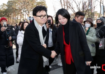 [포토] 배현진 의원과 악수하는 한동훈 전 대표