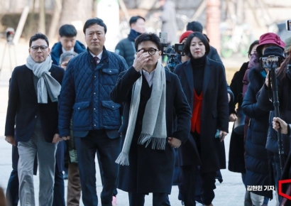 [포토] 소통관 들어서는 한동훈 전 대표