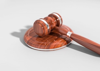 Killed by a Signboard Dislodged by Strong Winds... Business and Building Owners Also Liable