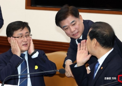 [포토] 대화하는 구윤철 부총리, 김병욱 정무비서관, 김성환 장관
