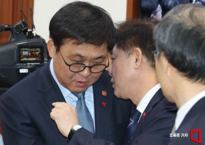 [포토] 귓속말 하는 김병욱 청와대 정무비서관과 최휘영 장관