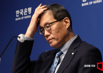[포토] 취재진 질문 받는 이창용 한국은행 총재