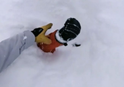 눈 속에서 나온 '손 하나'…알프스서 기적 같은 구조