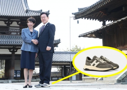 빌려 신었는데 벌써 인기폭발…다카이치도 관심 보인 '이재명 운동화'