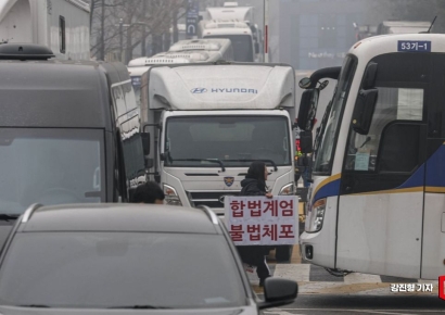 [포토] 경찰 차벽으로 가로막힌 서울중앙지법 출입구