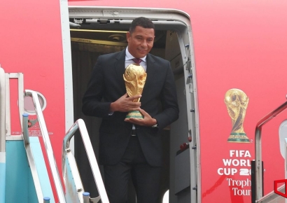 [포토] 브라질 전 축구 국대 지우베르투 시우바, 월트컵 오리지널 트로피 공개