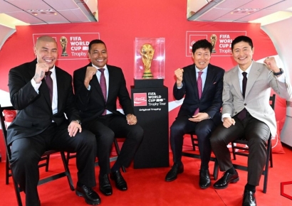 [포토] 피파 월드컵 오리지널 트로피와 함께