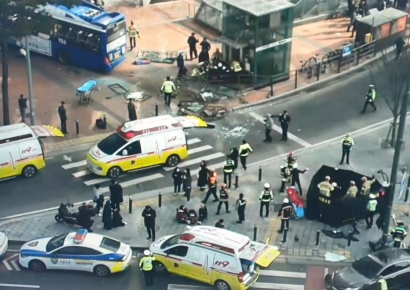 서울 서대문역 인근 건물로 버스 돌진…13명 부상