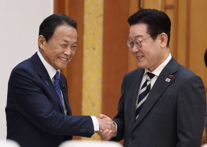 이 대통령, 아소 전 총리 접견…"국민들 한일관계 나아지는 것 기대"