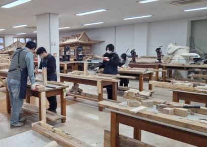 "종묘 같은 문화재 직접 고칠 겁니다"…40대 연구원 출신이 대패 잡은 이유