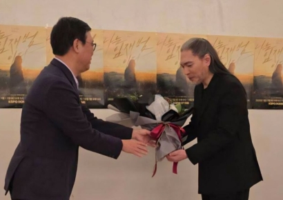 "40년 동안 고생 많았습니다"… '은퇴 선언' 임재범에 공로패 전한 문체부 장관