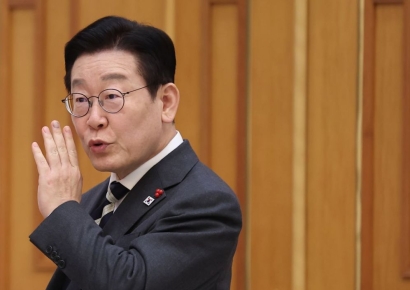 李대통령 "댓글 가끔 읽어…가짜뉴스 여론조작은 민주주의 파괴 범죄"