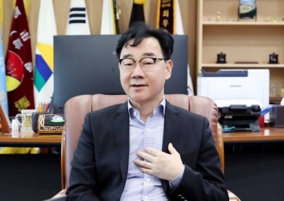 女군의원과 악수 도중 "안아보자"는 말 뒤 포옹… 하동군수 검찰 송치