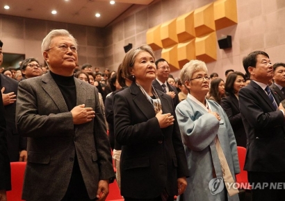 문재인 전 대통령, 동서인 김한수 출판기념회 참석해 응원