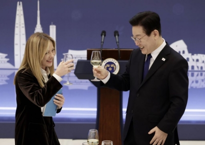 李 "교역 백억불 넘자"·멜로니 伊 총리 "전략기술 협력"…오찬 '수제 떡만둣국·갈비찜' (종합)