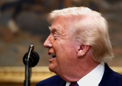 트럼프, 유럽에 "그린란드 관세 100% 실행" 엄포…군사 옵션엔 즉답 피해