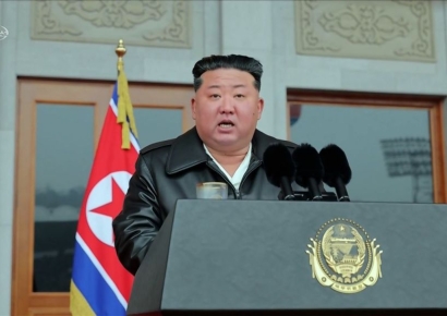 김정은, 공장 시찰서 부총리 해임 "제 발로 나가라"