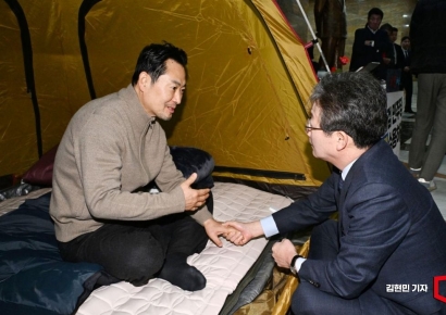 [포토] 유승민 '단식 6일차' 장동혁 찾아 "생각 달라도 머리 맞대야"