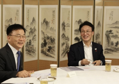 金총리, 산은 회장 만나 "첨단전략산업 지원·산업구조 재편" 역할 당부