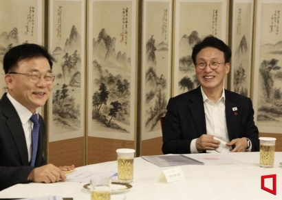 [포토] 경제현안 간담회 하는 김민석 총리와 박상진 산은 회장