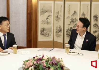 [포토] 김민석 총리, 박상진 산은 회장과 경제현안 간담회