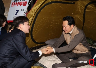 [포토] 이준석, 장동혁 단식농성장 방문…“공동 투쟁 방안 마련할 것”