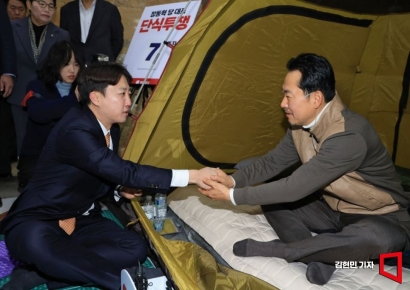 [포토] 이준석, 장동혁 단식 현장 방문…“야당 공조 논의”